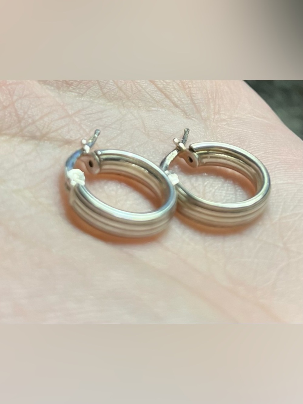 💘925 Classic Silver Hoop Earrings - Small Hoop Earrings in Silver - Picture 4 of 5